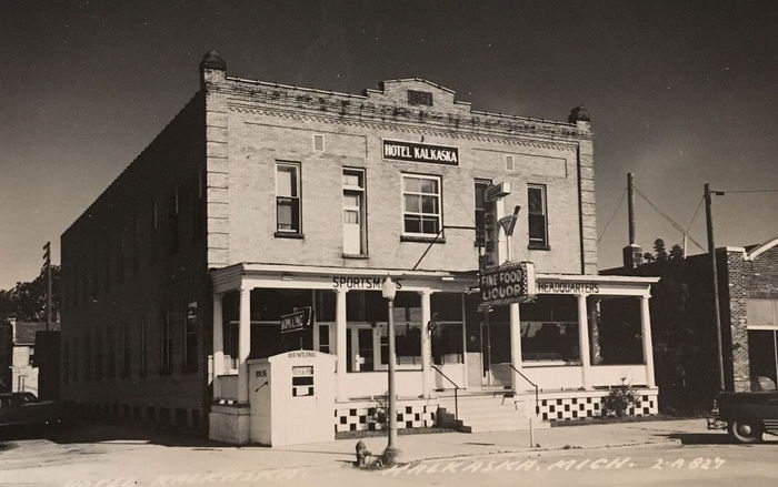 Hotel Kalkaska (Hotel Sieting) - Old Photo (newer photo)